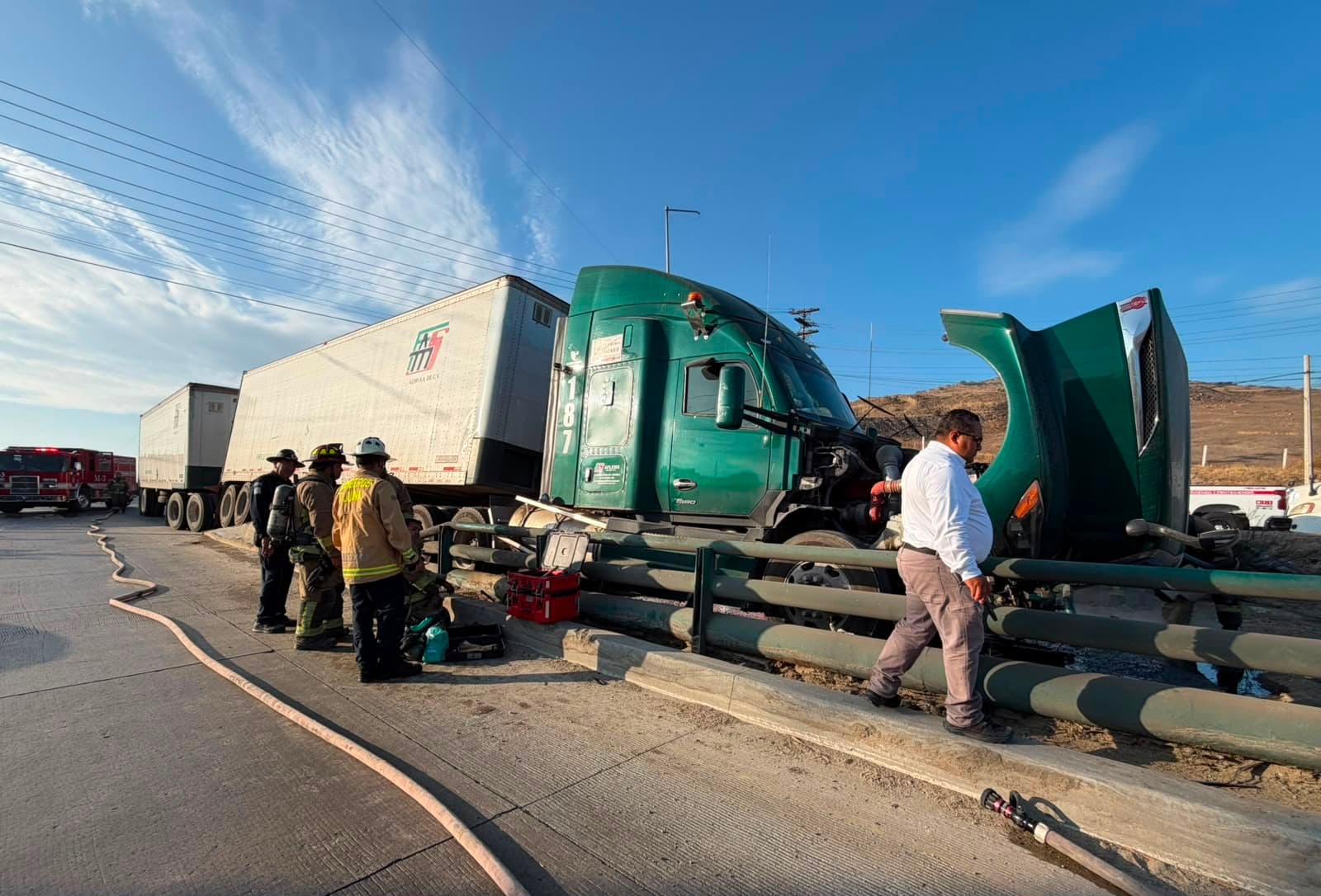 Tráiler de doble remolque choca contra muro de contención en el bulevar Insurgentes; provoca cierre vial y fuerte congestionamiento