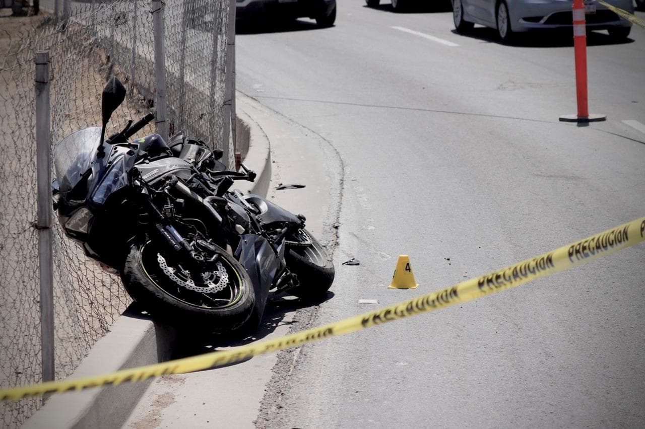 Motociclista derrapa en curva de la carretera libre Rosarito-Tijuana y pierde la vida